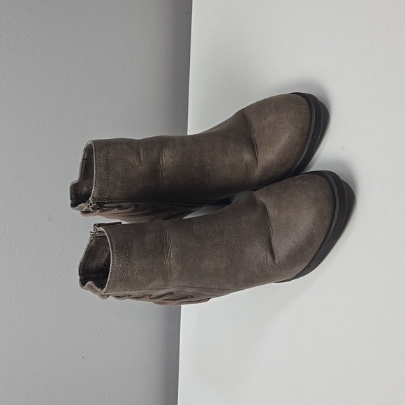 Candies Caboots Scoot Brown Ankle Boots - Picture 1 of 7
